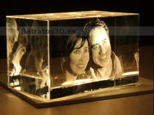 Prisma de cristal con foto 3D de pareja